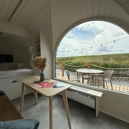Elbwaerts Schwimmende Iglus Hotel na wodzie Wittenberge