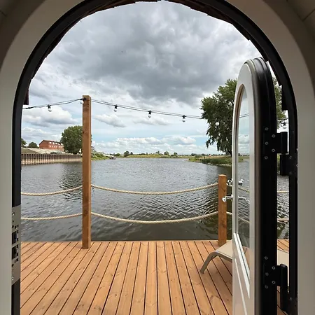 Elbwaerts Schwimmende Iglus Hotel na wodzie